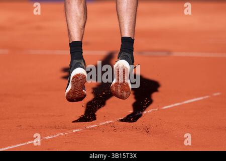 Piedi e ombra del tennista Alexander Zverev (GER) durante una partita di servizio al torneo BMW Open 2025 di Monaco, Baviera, Germania. Foto Stock