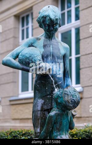 Düsseldorf 25.04.2025 Statua Mutter und Kind Königsallee Görres Brunnen Märchenbrunnen-Gymnasium Frau tränkt Kleinkind aus einem Krug Wasser Wassernot Wasserknappheit Dürre Hitze Sommer Trinken Sommerhitze Wasserpreise Düsseldorf Nordrhein-Westfalen Deutschland *** Düsseldorf 25 04 2025 statua madre e bambino fiaba fontana fontana Königsallee Görres palestra donna beve bambino bevendo il bambino da un bambino da una brocca d'acqua del Nord Westfato calore estate acqua scarsità di acqua della città Westfazione Germania Düsseldorf acqua scarsità Foto Stock