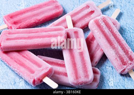 Papaveri rossi alla fragola su sfondo blu. Foto Stock