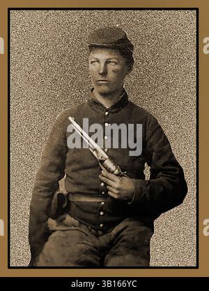 Un soldato dell'Unione della Guerra di secessione americana con un Colt Army Revolver. La Colt's Manufacturing Company azienda produttrice americana di armi da fuoco fu fondata da Samuel Colt nel 1836. Erano meglio conosciuti per il revolver Single Action Army, noto anche come Peacemaker, utilizzato dall'esercito degli Stati Uniti dal 1873 al 1892 Foto Stock