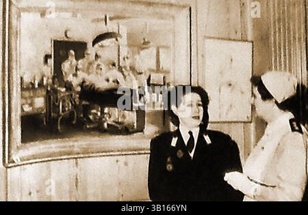 1953 foto della stampa - artista Anna Zinkeisen (a sinistra) con Mrs o K Russell alla Parsons Gallery, Grosvenor St. London. Anna Katrina Zinkeisen (29 agosto 1901 – 23 settembre 1976) è stata una pittrice e artista scozzese nata a Kilcreggan, in Scozia, specializzata in ritratti e opere murali tra cui murales per il transatlantico RMS Queen Mary (ancora da vedere nella sala Veranda Grill della nave) Foto Stock