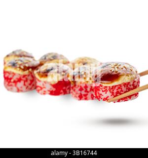 sushi roll al forno con tobiko Foto Stock