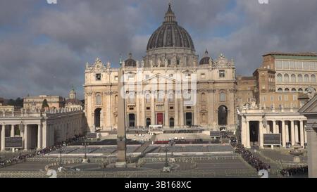 Piangono in fila per entrare nella Basilica di San Pietro nella città del Vaticano, per vedere la bara aperta di Papa Francesco mentre si preparano i funerali del Pontefice di 88 anni il sabato successivo alla sua morte, il lunedì di Pasqua. Data foto: Venerdì 25 aprile 2025. Foto Stock