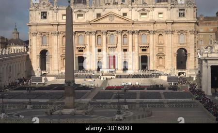 Piangono in fila per entrare nella Basilica di San Pietro nella città del Vaticano, per vedere la bara aperta di Papa Francesco mentre si preparano i funerali del Pontefice di 88 anni il sabato successivo alla sua morte, il lunedì di Pasqua. Data foto: Venerdì 25 aprile 2025. Foto Stock