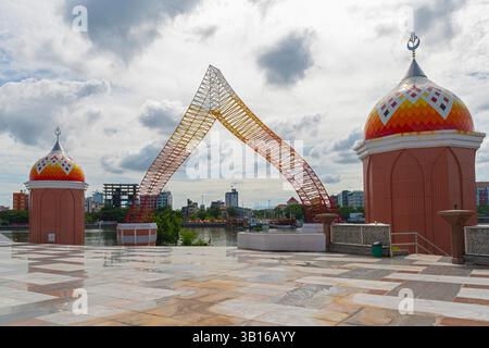 La moschea Asmaul Husna 99 Dome è una moschea costruita nel 2017, situata a Makassar, Sulawesi, Indonesia. Le 99 cupole colorate che simboleggiano i 99 nomi di al Foto Stock