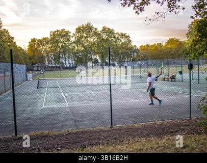 Londra, Regno Unito - 14 settembre 2023: Bodyswot Tennis Burton Court due uomini che giocano a tennis. Foto Stock