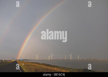 Arcobaleno sulla punta settentrionale dell'IJsselmeer sulla A7 vicino a Cornwerd, Paesi Bassi, Frisia Foto Stock