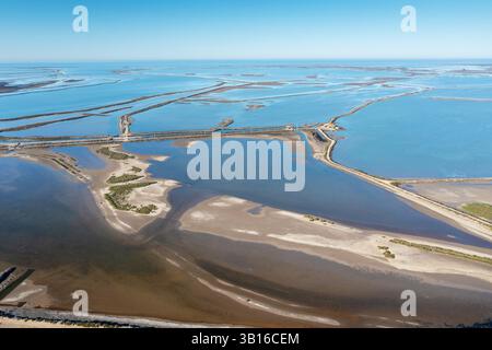 Camargue, lagune di acqua salata intorno a Etang du Grand Rascaillan, vista aerea, Francia, Camargue, Salin-de-Giraud Foto Stock
