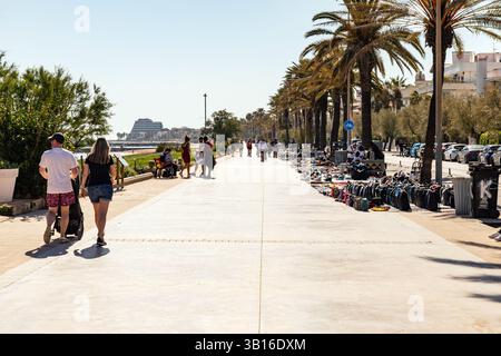 Abiti firmati contraffatti in vendita da venditori ambulanti, Sitges, Catalogna, Spagna. Foto Stock