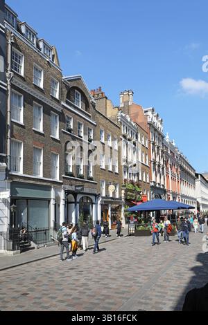 King Street, Covent Garden, Londra, Regno Unito. I turisti riempiono le strade locali vicino al famoso mercato e al Teatro dell'Opera. Foto Stock