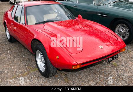 Tre quarti Vista frontale di un Gran Premio di Francesco Lombardi del 1970, rosso, basato su una Fiat 850, in mostra al Brooklands Easter Classic Gathering Foto Stock