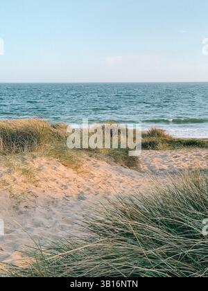 Hengistbury Head Beach al tramonto - Golden Hour Coastal Landscape nel Dorset, Inghilterra Foto Stock