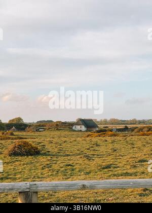 Hengistbury Head Beach al tramonto - Golden Hour Coastal Landscape nel Dorset, Inghilterra Foto Stock