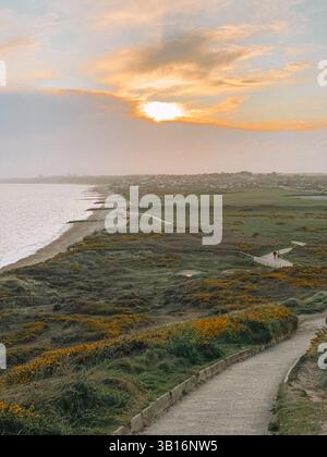 Hengistbury Head Beach al tramonto - Golden Hour Coastal Landscape nel Dorset, Inghilterra Foto Stock