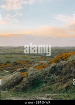 Hengistbury Head Beach al tramonto - Golden Hour Coastal Landscape nel Dorset, Inghilterra Foto Stock