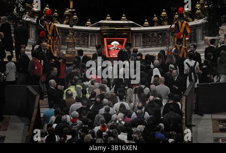 25 aprile 2025 - città del Vaticano. I fedeli rendono omaggio a Papa Francesco nella Basilica di San Pietro in Vaticano. © EvandroInetti via ZUMA Wire (immagine di credito: © Evandro Inetti/ZUMA Press Wire) SOLO PER USO EDITORIALE! Non per USO commerciale! Foto Stock