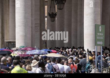 Varsavia, Polonia. 25 aprile 2025. I visitatori sono visti vicino al Vaticano a Roma, Italia, il 25 aprile 2025. La città si sta preparando per circa 200.000 visitatori e 170 delegazioni questo sabato per il funerale della morte di Papa Francesco. (Foto di Jaap Arriens/NurPhoto) credito: NurPhoto SRL/Alamy Live News Foto Stock