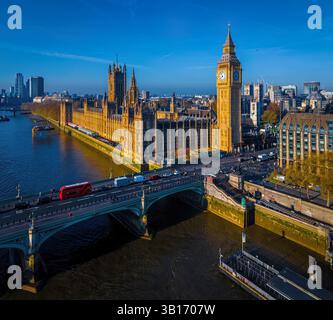 Vista aerea del Big Ben e del Parlamento nella mattina di sole a Londra, Regno Unito Foto Stock