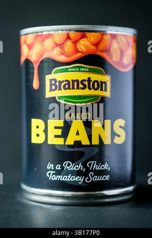 Londra Regno Unito, aprile 25 2025, lattina di fagioli di Branston cotti in salsa di pomodoro Foto Stock