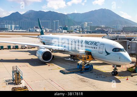 B-HLO Cathay Pacific Airbus A330-343 in fase di carico all'aeroporto internazionale di Hong Kong, Chek Lap Kok, Hong Kong, Cina Foto Stock