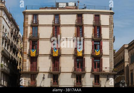 Bandiere catalane appese ai balconi di un edificio storico di Barcellona. Foto Stock