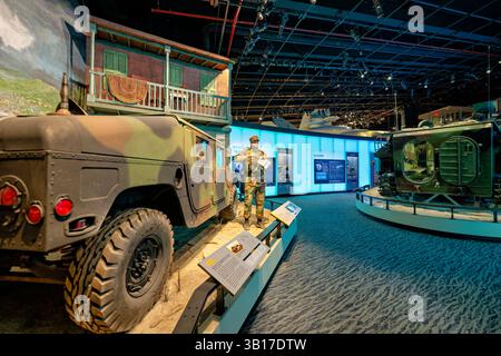 TRIANGLE, Virginia, Stati Uniti - il Museo Nazionale del corpo dei Marines presenta mostre sull'operazione Uphold Democracy (missione Haiti 1994) e il veicolo a ruote multiuso ad alta mobilità (HMMWV o 'Humvee'). L'esposizione di Haiti raffigura la Special Purpose Marine Air Ground Task Force-Caribbean per il mantenimento della pace e le operazioni umanitarie a Cap-Haitien, dove i Marines hanno contribuito a ripristinare le infrastrutture, distribuire cibo e mantenere la sicurezza. La mostra HMMWV di accompagnamento mostra il veicolo versatile che ha sostituito la jeep tradizionale nel 1985, evidenziando la sua adattabilità per il trasposizione delle truppe Foto Stock