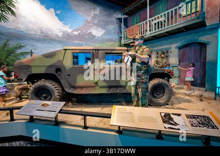 TRIANGLE, Virginia, Stati Uniti - il Museo Nazionale del corpo dei Marines presenta mostre sull'operazione Uphold Democracy (missione Haiti 1994) e il veicolo a ruote multiuso ad alta mobilità (HMMWV o 'Humvee'). L'esposizione di Haiti raffigura la Special Purpose Marine Air Ground Task Force-Caribbean per il mantenimento della pace e le operazioni umanitarie a Cap-Haitien, dove i Marines hanno contribuito a ripristinare le infrastrutture, distribuire cibo e mantenere la sicurezza. La mostra HMMWV di accompagnamento mostra il veicolo versatile che ha sostituito la jeep tradizionale nel 1985, evidenziando la sua adattabilità per il trasposizione delle truppe Foto Stock