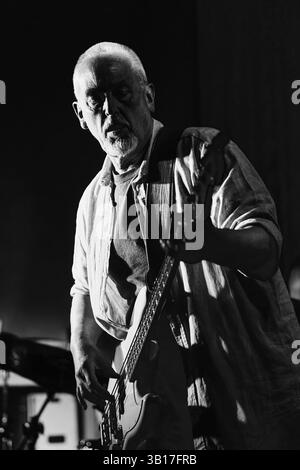 Immagine in bianco e nero di un Horace Panter che suona il basso durante un concerto dal vivo in Inghilterra. Foto Stock