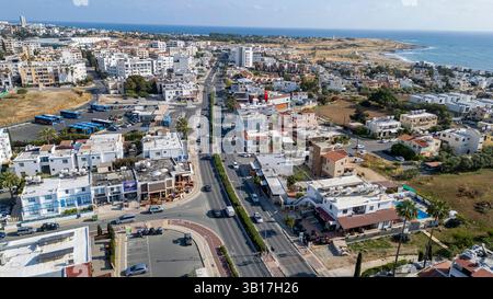 Vista aerea con droni della strada Tomba dei Re e dell'area turistica di Paphos, Repubblica di Cipro. Foto Stock
