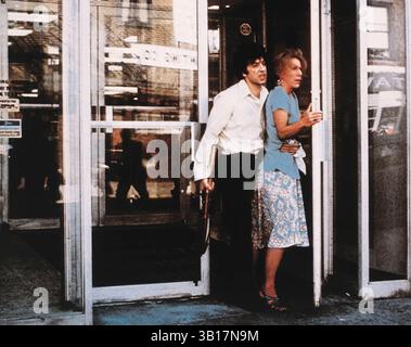 DOG DAY AFTERNOON 1975 Warner Bros. Film con al Pacino nel ruolo di Sonny Wortzik e Penelope Allen nel ruolo di Sylvia Ball e. Foto Stock