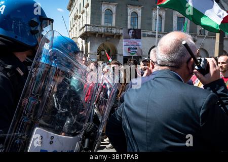 I sostenitori pro-palestinesi si confrontano con la polizia durante la celebrazione per il 80 ° annientamento del giorno della liberazione. Bergamo, Italia. 25 aprile. Foto Stock