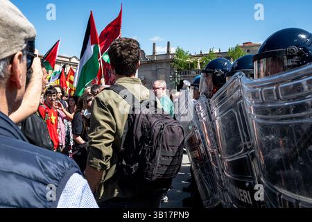 I sostenitori pro-palestinesi si confrontano con la polizia durante la celebrazione per il 80 ° annientamento del giorno della liberazione. Bergamo, Italia. 25 aprile. Foto Stock