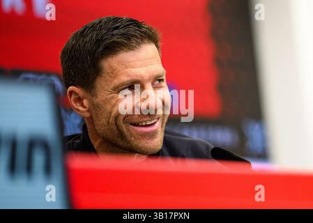 LEVERKUSEN, GERMANIA - 25 APRILE 2025: Xabi Alonso - allenatore Bayer 04 Leverkusen Press Conference alla BayArena. Solo per uso editoriale. Rivendita o dis Foto Stock