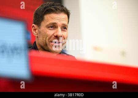 LEVERKUSEN, GERMANIA - 25 APRILE 2025: Xabi Alonso - allenatore Bayer 04 Leverkusen Press Conference alla BayArena. Solo per uso editoriale. Rivendita o dis Foto Stock