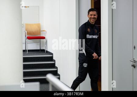 LEVERKUSEN, GERMANIA - 25 APRILE 2025: Xabi Alonso - allenatore Bayer 04 Leverkusen Press Conference alla BayArena. Solo per uso editoriale. Rivendita o dis Foto Stock