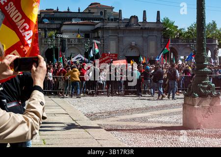 I sostenitori pro-palestinesi si confrontano con la polizia durante la celebrazione per il 80 ° annientamento del giorno della liberazione. Bergamo, Italia. 25 aprile. Foto Stock