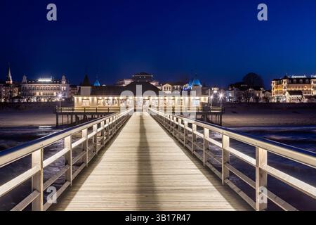 Ristorante sul molo di Ahlbeck/ Seebrücke Ahlbeck illuminato al crepuscolo nel Mar Baltico sull'isola di Usedom, Meclemburgo-Vorpommern, il molo più antico della Germania Foto Stock