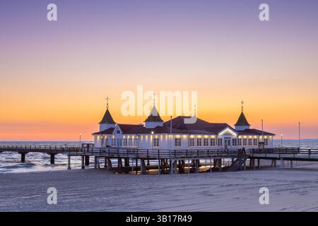 Ristorante sul molo di Ahlbeck/ Seebrücke Ahlbeck nel Mar Baltico all'alba sull'isola di Usedom, Meclemburgo-Vorpommern, il molo più antico della Germania Foto Stock