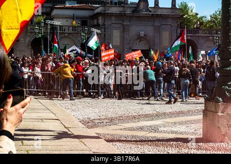 I sostenitori pro-palestinesi si confrontano con la polizia durante la celebrazione per il 80 ° annientamento del giorno della liberazione. Bergamo, Italia. 25 aprile. Foto Stock