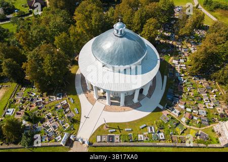 Veduta aerea della Chiesa Rotonda dell'edificio della Santissima Trinità circondata dal Cimitero nella città di Suderve vicino Vilnius Foto Stock