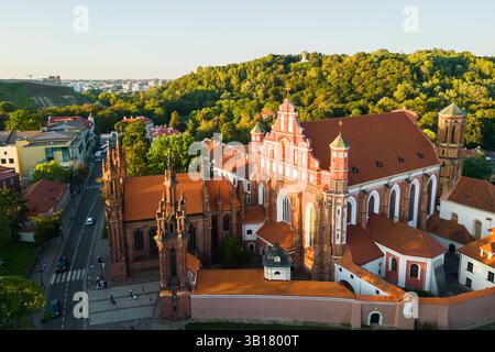 Vista aerea della chiesa di Sant'Anna e del monastero Bernardino nella città vecchia di Vilnius, Lituania Foto Stock