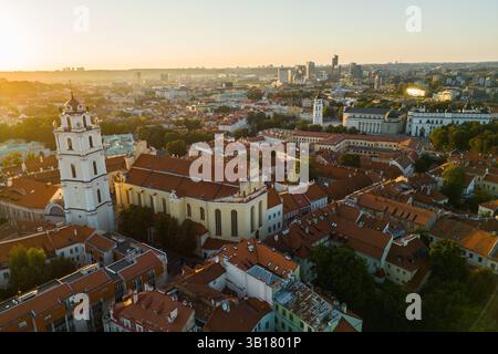 Vista aerea della città vecchia di Vilnius al tramonto Foto Stock