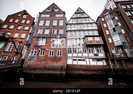 Vista favolosa delle storiche residenze cittadine con il loro fascino antico durante la bassa marea tra il Deichstraße e la Nikolaifleet ad Amburgo, Germania Foto Stock