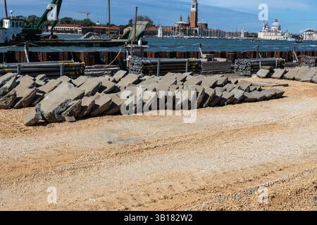 Venezia, Italia - 20 aprile 2025: Lavori di costruzione sul lungomare vicino a San Giorgio maggiore Foto Stock