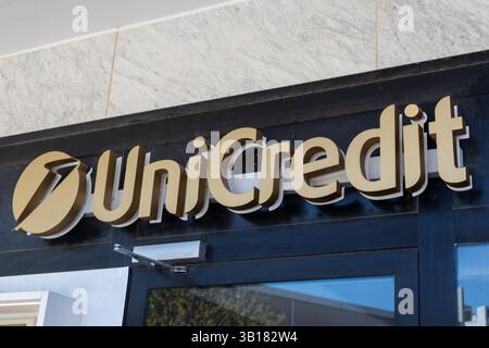 Venezia, Italia - 20 aprile 2025: Logo della banca UniCredit sulla facciata di un moderno edificio per uffici Foto Stock