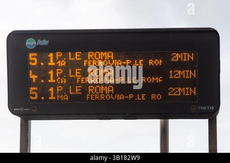 Venezia, Italia - 20 aprile 2025: Mostra degli orari del vaporetto con le informazioni sul percorso per Piazzale Roma Foto Stock