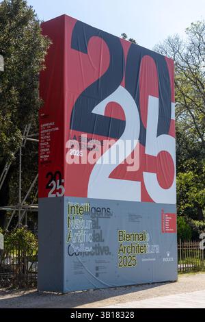 Venezia, Italia - 20 aprile 2025: Bandiera ufficiale della Biennale di architettura di Venezia 2025 nella zona Giardini Foto Stock
