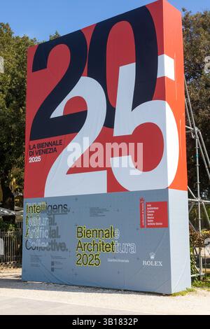 Venezia, Italia - 20 aprile 2025: Installazione verticale per la Biennale di architettura di Venezia 2025 vicino all'ingresso Giardini Foto Stock