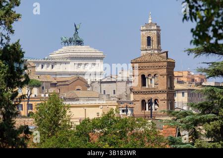 Vista panoramica dal giardino arancione sul colle Aventino sul campidoglio di roma, italia Vista panoramica dal giardino arancione sul colle Aventino in cima Foto Stock