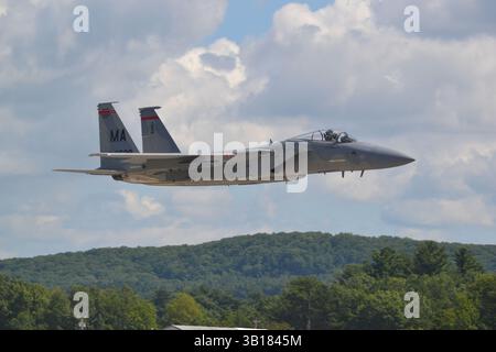 F-15C Eagle che fa un passaggio veloce all'aeroporto regionale di Barnes, Massachusetts, Stati Uniti Foto Stock
